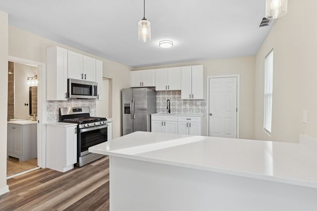 515 George Avenue 2, Waukegan, IL 60085