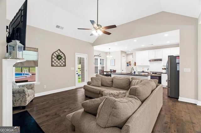 499 Oakland Drive SE, Calhoun, GA 30701
