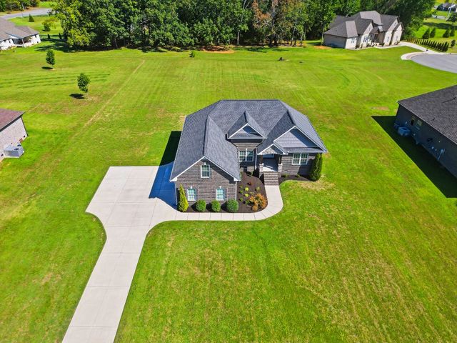 1043 Founders Ln, Portland, TN 37148