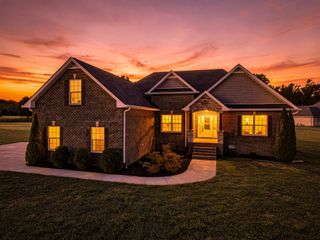 1043 Founders Ln, Portland, TN 37148