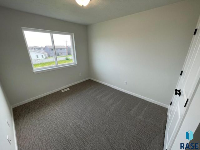9624 W Tunis Dr, Sioux Falls, SD 57106