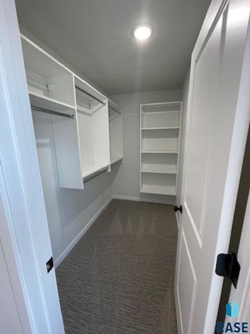 9624 W Tunis Dr, Sioux Falls, SD 57106