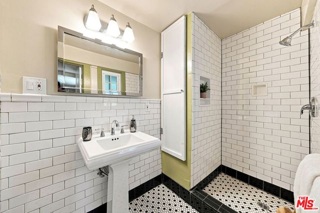 1726 6th Avenue, Los Angeles, CA 90019