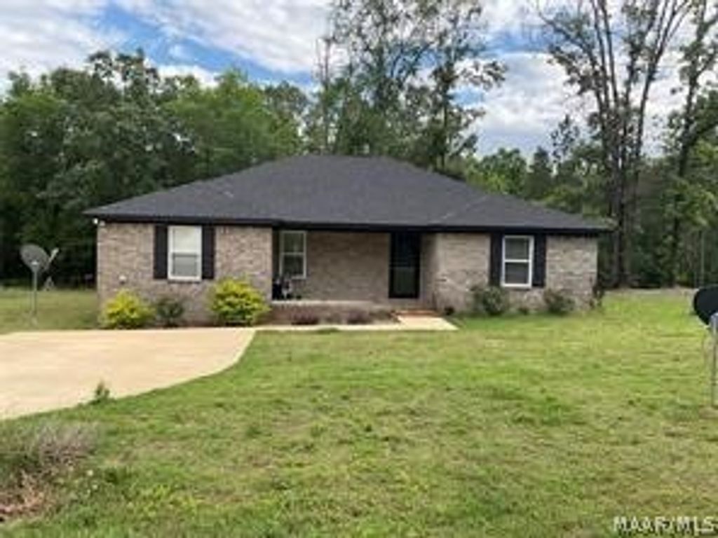 215 Indian Lane, Tallassee, AL 36078