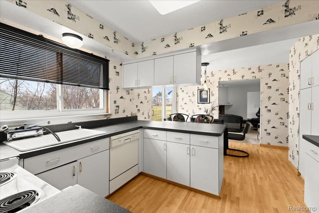 5634 Stratford Drive, West Bloomfield Charter Township, MI 48322