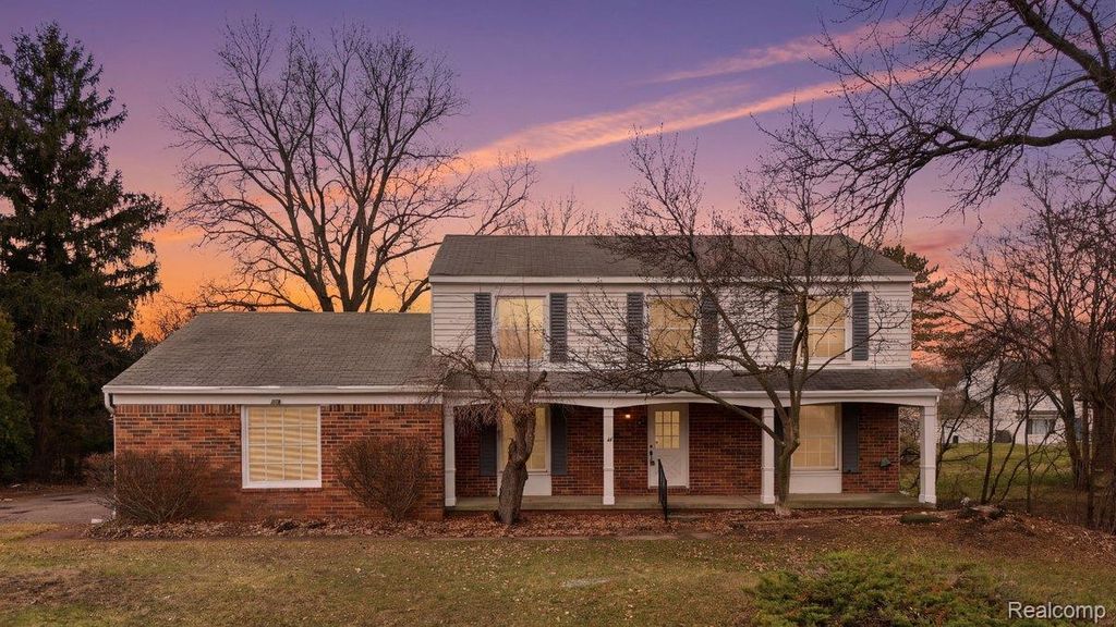 5634 Stratford Drive, West Bloomfield Charter Township, MI 48322