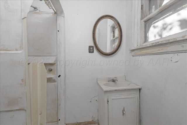 2101 S HUGHES Street, Amarillo, TX 79109