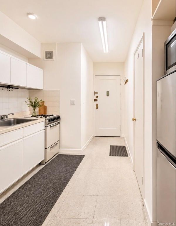 14445 Sanford Avenue 6, Flushing, NY 11355 — exterior