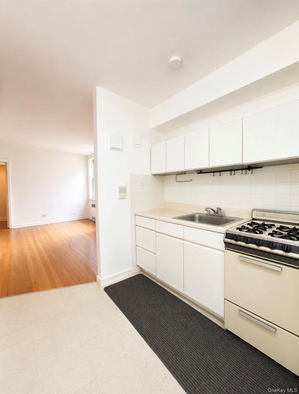 14445 Sanford Avenue 6, Flushing, NY 11355 — photo 2