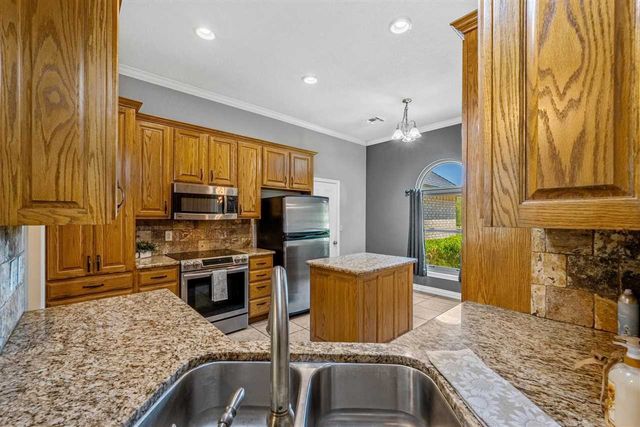 817 Hummingbird Dr, Cache, OK 73527