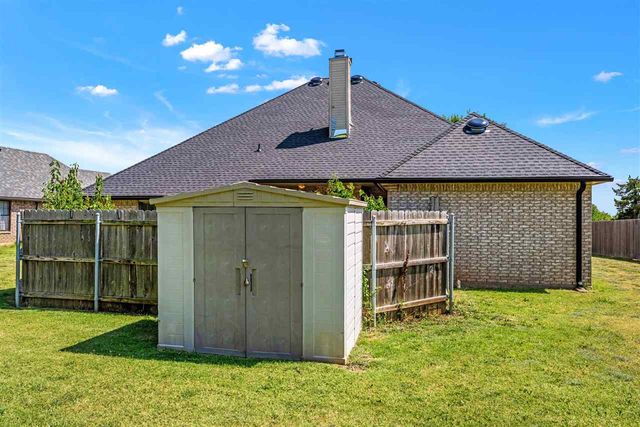 817 Hummingbird Dr, Cache, OK 73527