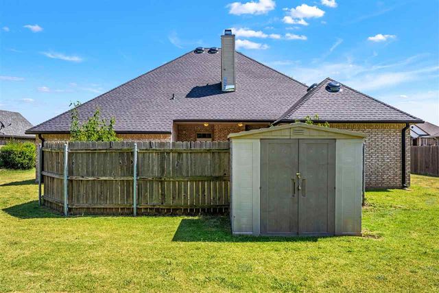 817 Hummingbird Dr, Cache, OK 73527