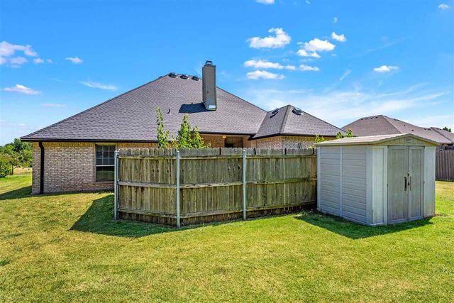 817 Hummingbird Dr, Cache, OK 73527