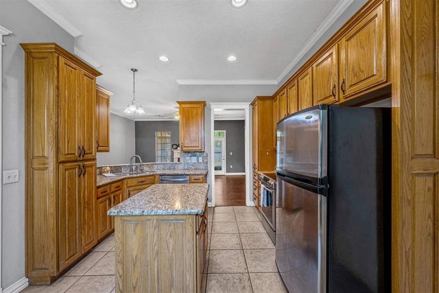 817 Hummingbird Dr, Cache, OK 73527