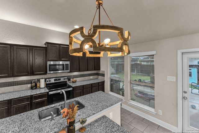 105 Grandview Rd, Floresville, TX 78114