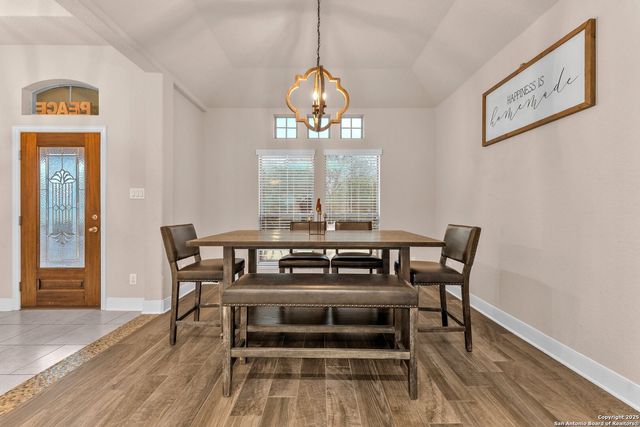 105 Grandview Rd, Floresville, TX 78114