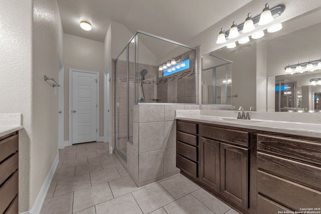 105 Grandview Rd, Floresville, TX 78114