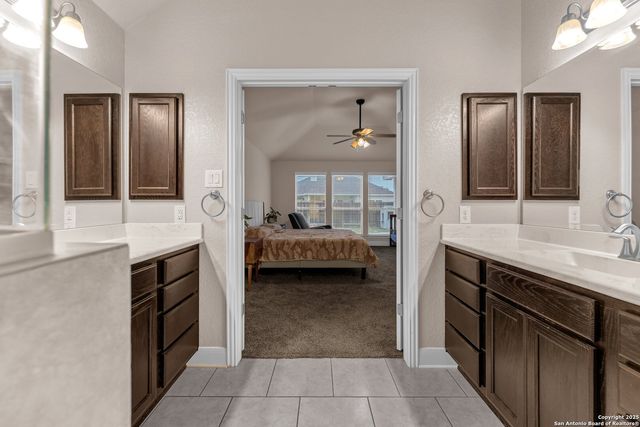 105 Grandview Rd, Floresville, TX 78114
