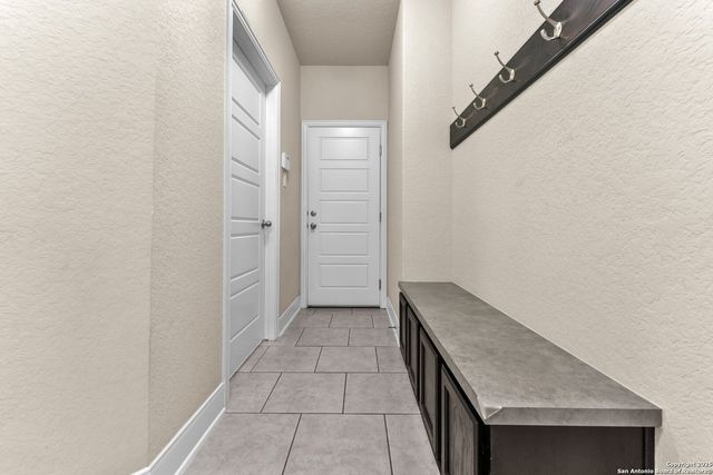 105 Grandview Rd, Floresville, TX 78114