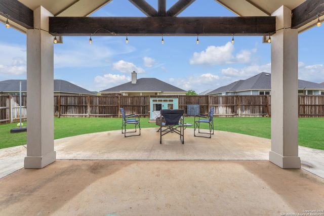 105 Grandview Rd, Floresville, TX 78114