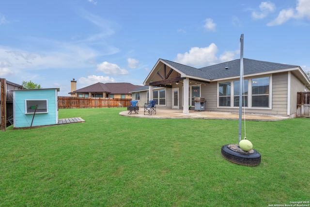 105 Grandview Rd, Floresville, TX 78114