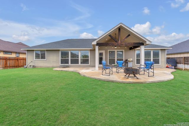 105 Grandview Rd, Floresville, TX 78114