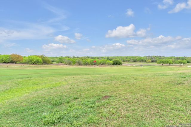 105 Grandview Rd, Floresville, TX 78114