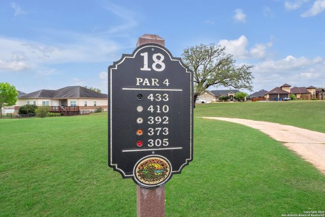 105 Grandview Rd, Floresville, TX 78114