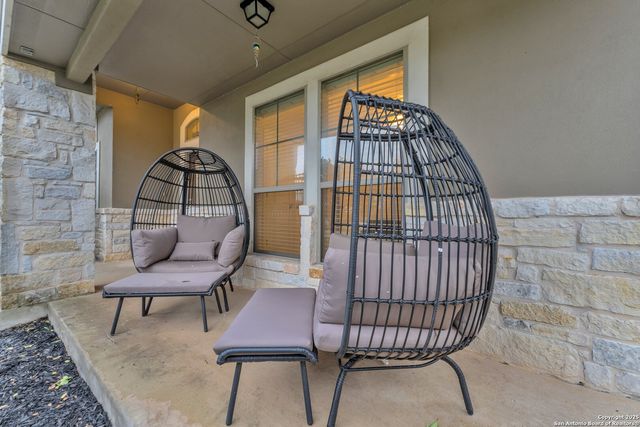 105 Grandview Rd, Floresville, TX 78114