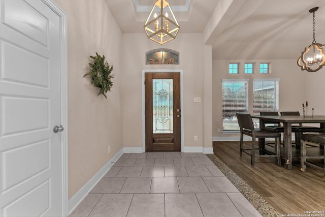 105 Grandview Rd, Floresville, TX 78114