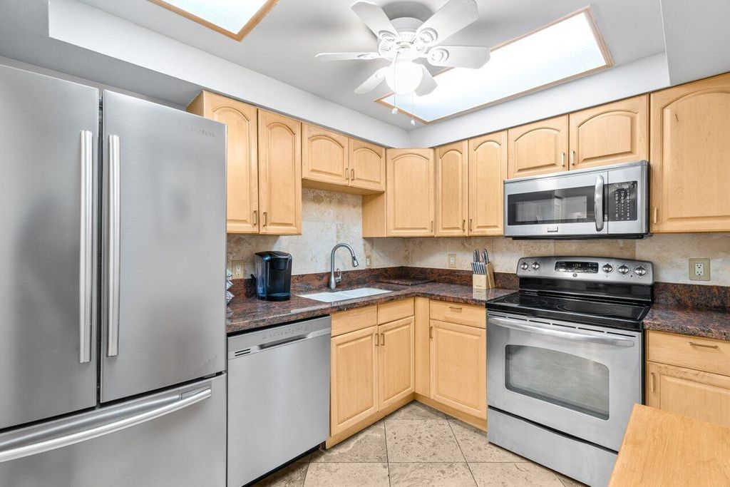 Image 8 of property listing at 4511 S Ocean Boulevard 106, Highland Beach, FL 33487