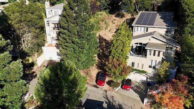 6951 Charing Cross Rd, Berkeley, CA 94705