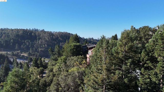 6951 Charing Cross Rd, Berkeley, CA 94705