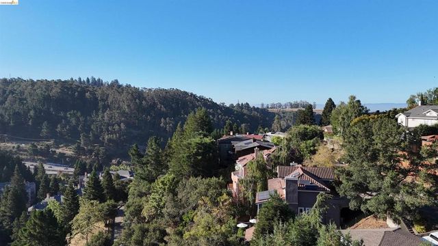 6951 Charing Cross Rd, Berkeley, CA 94705