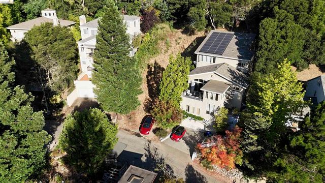 6951 Charing Cross Rd, Berkeley, CA 94705