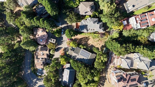 6951 Charing Cross Rd, Berkeley, CA 94705