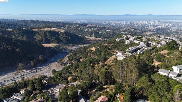 6951 Charing Cross Rd, Berkeley, CA 94705