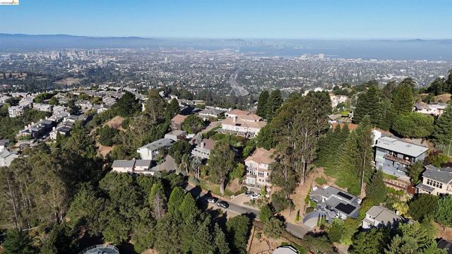 6951 Charing Cross Rd, Berkeley, CA 94705