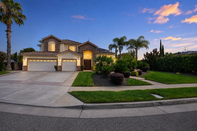 2182 E Carnoustie Avenue, Fresno, CA 93730