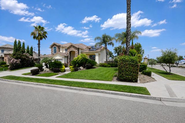 2182 E Carnoustie Avenue, Fresno, CA 93730