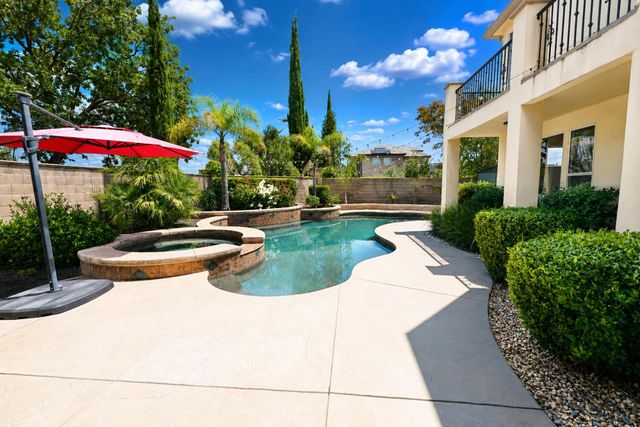 2182 E Carnoustie Avenue, Fresno, CA 93730