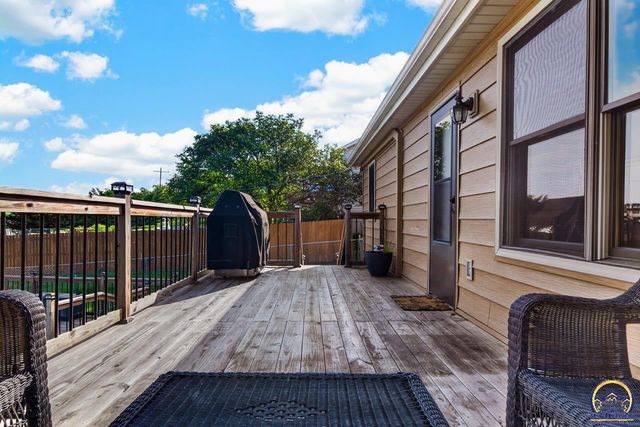 1608 NW 50th St, Topeka, KS 66618