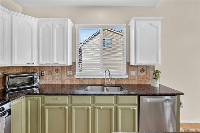 860 Island Lake Drive, Oxford, MI 48371