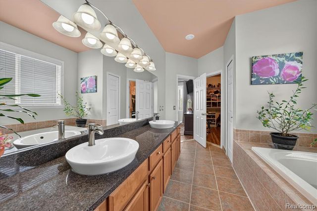 860 Island Lake Drive, Oxford, MI 48371