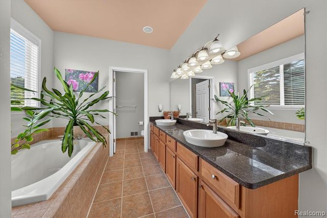 860 Island Lake Drive, Oxford, MI 48371