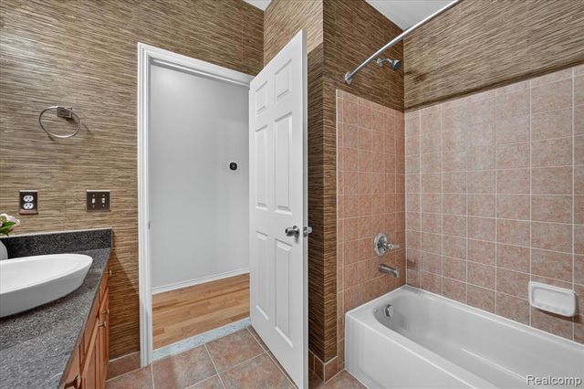 860 Island Lake Drive, Oxford, MI 48371