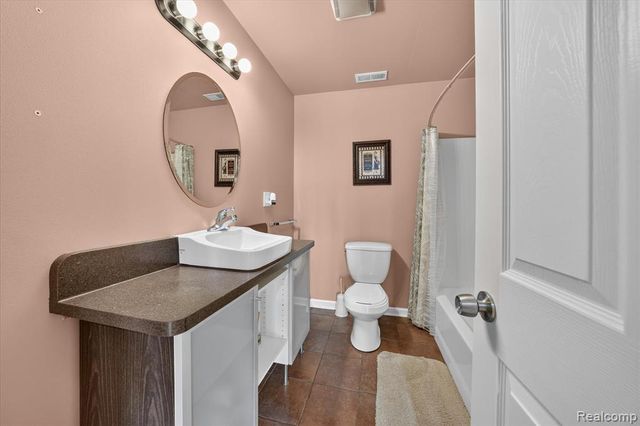 860 Island Lake Drive, Oxford, MI 48371