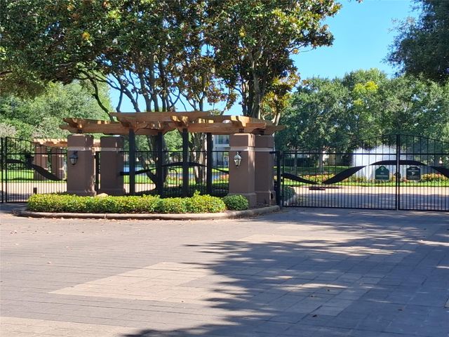 10 Lake Mist Court, Sugar Land, TX 77479