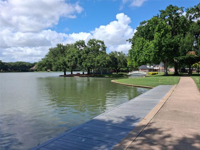 10 Lake Mist Court, Sugar Land, TX 77479