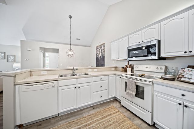 131 Stonegate Drive, Pataskala, OH 43062